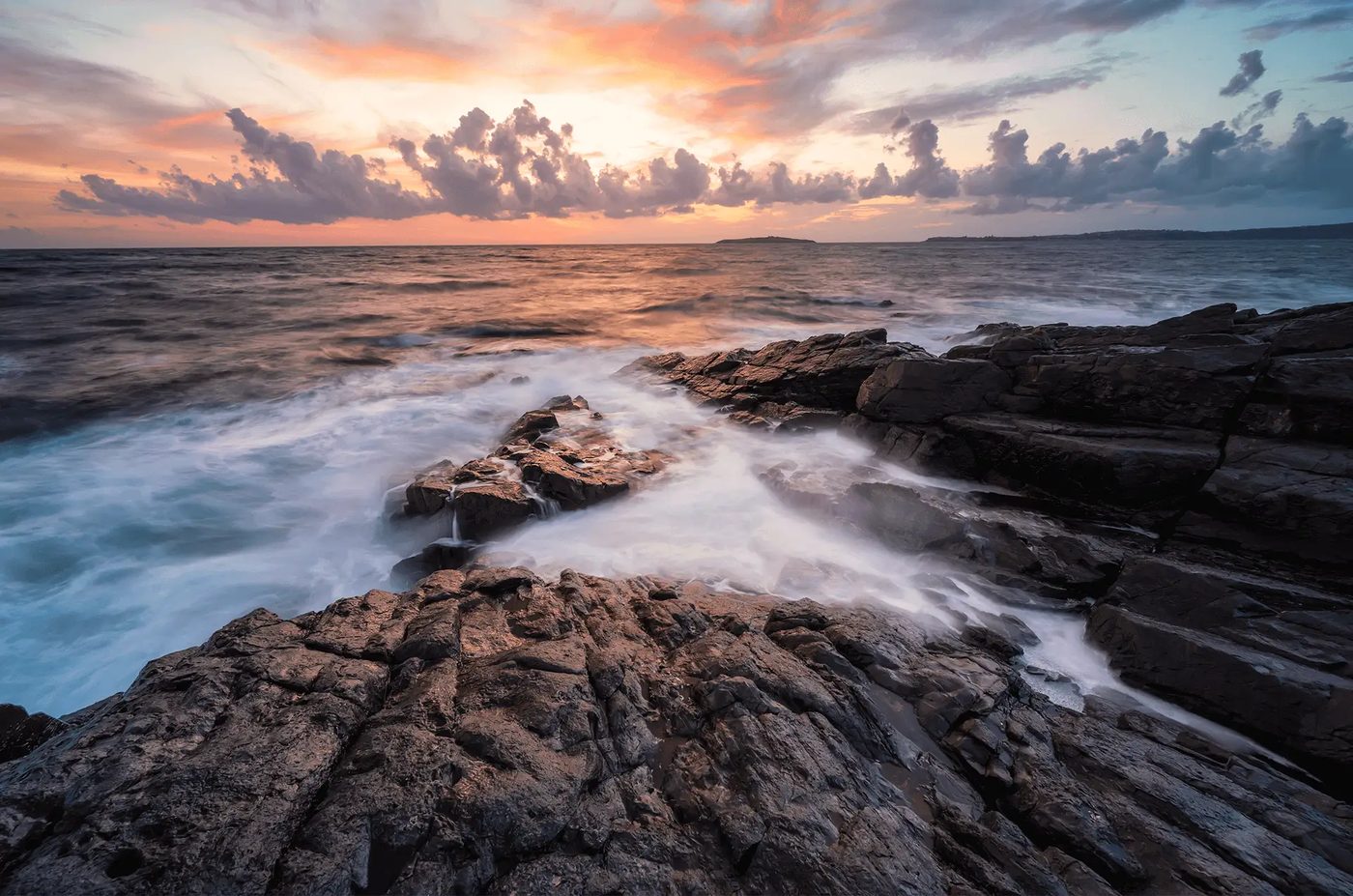 La Côte Bleue au coucher du soleil : rochers et mer près de Sausset-les-Pins